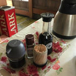 ドライブイン 唐船 - 卓上にはこれだけ
ソース・醤油・コショウ