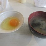 さとうの豚丼 - セルフサービスで水をテーブルに運んで来て待ってるとセットの味噌汁と玉子がテーブルに運ばれてきました。
