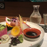 旬彩和食 籠る 別庭 - 刺身盛り合わせ（サービス）、あずまみね（岩手県 純米吟醸）1,000円。