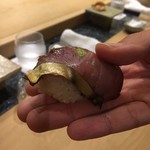 初音鮨 - 初鰹の握り(腹の部分)