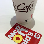 マクドナルド - ワンパターンの「ホットコーヒーSサイズ」(税込100円)と、楽天ポイントカード。