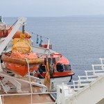 にっぽん丸 - ２日目の朝。テンダーボート（通船）を降ろす作業。これに乗って南大東島に上陸します。