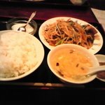 中華料理 家宴 - 家宴　豚肉ニラもやし炒めランチ　（携帯カメラのためピンボケです。）