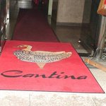 カンティーナ - アプローチの赤絨毯