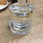 常盤木 - 菊水の辛口　400円。結構大きいグラスだから1.5～2合位ありそう。お得！！！