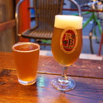 ドラゴンフライ クラフト ビヤ ホール - ライジングサンペールエールハーフパイントとクールブリーズ ピルスパイント