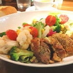 Ebisu Yamanoue Baru - ハーブチキンとたっぷり野菜のサラダ(スープ、パン付き980円)