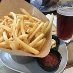 YYG Brewery & Beer Kitchen - 「トリュフ風味のフレンチフライ」850円