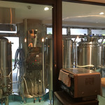 Y.Y.G. Brewery & Beer Kitchen - 1階外にはビア樽多数