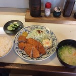 とん通 - とんかつ定食（700円）