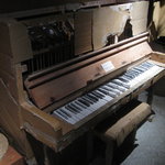 春秋ツギハギ 日比谷 - 店内に入ったら、左側にいきなり古木とダンボールのピアノが