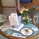 にっぽん丸 - シャンパンで乾杯！カナッペも。