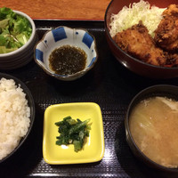 ごちそう家 ぽん太 八丁堀店 - 唐揚げ定食 ¥800 大振り唐揚げ。