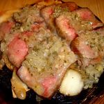 巖中地豬的自制大蒜醬油搭配食用的櫻島熔巖燒