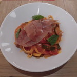 ベッキオラボ - タリアテッレ イタリア産生ハムと野菜のトマトラグーソース 980円