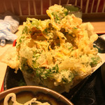 味奈登庵 - かき揚げ天ぷら♡  
      大きすぎて穴子天ぷらが隠れてしまっている。
      はは。