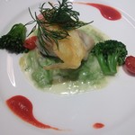 にっぽん丸 - （１日目　夕食）シチューマチ（アオダイ・・・白身の魚でお刺身でいただくこともあるそうです。）のムニエルと赤海老のピカタ青さ海苔入りブランソース