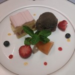 にっぽん丸 - （１日目　夕食）桜と苺のケーキ　チョコレートアイスクリーム。