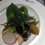 にっぽん丸 - （３日目　夕食）筍、ビーツ、海ぶどうのサラダ　カボスドレッシング。