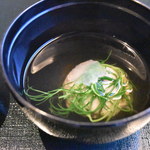 にっぽん丸 - （2日目　夕食）清汁、白身魚とハンダマ（水前寺菜）の真薯。