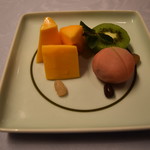 にっぽん丸 - （2日目　夕食）パパイヤ、キウイフルーツ、練り切り菓子「春」。