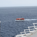 にっぽん丸 - テンダーボート（通船）が久米島まで送迎してくれます。