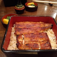新宿 うなぎ菊川 - もうちょっと丁寧に串を抜けないんでしょうか。毎回こんな感じ