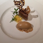 レストラン・マッカリーナ - チョコレートムースとパイナップルのジュレ、キャラメルのアイス