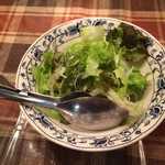 再度山荘 - サラダ：スペアリブの合間合間に出してくれます