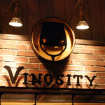 VINOSITY - お店の看板　VINOSITYのロゴ『ヴィノちゃん』がお出迎え