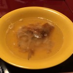 なかむら - ぐじの身を食べた後、残った皮と骨に熱い湯を注いで、いただきま〜す