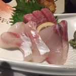 Tsuyakichi - 刺身3品。新鮮でマグロも味がしっかり濃くて美味しい赤身でした。