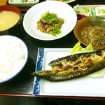 十八番 - マグロ納豆、サンマ、ちりめんじゃこの定食。¥800。