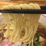 麺尊 RAGE - スープとの相性抜群で、美味しい低加水ストレート中細麺です。 しなやかなでコシがあり、歯切れがよく「プッ」とした食感がいいですね。 小麦の表皮などは入っていない「真っ白」な麺です。