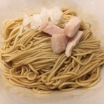 麺尊 RAGE - 香味油と煮干しの出汁がかかった美味しい替え玉です。