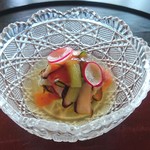 伊万里 - 6品目     進肴(鯵と蓮と焼き椎茸の酢の物)