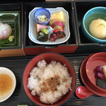 日本料理 一扇 - 箱の中身は三段重とごはんとお新香