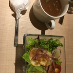 アフロデボーノ - ランチのオニオンスープとサラダ。味は濃い目