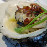 ラ・ターブル・ド・トリウミ - スペシャリテ：岩牡蠣のスモーク