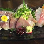 呑み喰い処 一久 - おまかせ三点盛り　880円。左から〆サバ・かつお・オコゼ