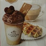 GODIVA - ムースショコラカフェワッフル　後ろのワッフルと飲み物はイメージです。