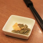 中華キッチン　ぐら - 　お通しのかぼちゃのタネとドライマンゴー