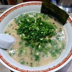 長浜ラーメン 博多っ子 - チャーシューメン９００円、スープに沈み、小ねぎに隠れるチャーシュー(笑)