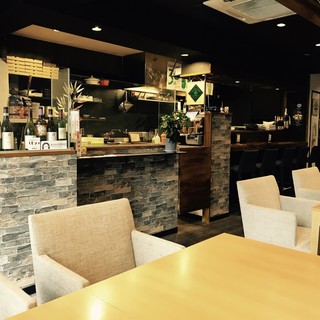 落ち着いた雰囲気の店内