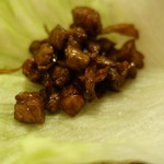 月泉 - 角切り肉のレタス包み