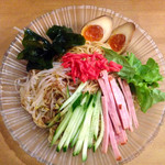 ラーメン工房　はっぴ - 冷麺(¥800) 大盛(+¥100)
      この店の冷麺を出すのは７〜８月の二ヶ月だけ。温かいラーメン同様、隅々まで作り手のこだわりが感じられる。近隣の冷麺の中では一番のお気に入りである。美味！