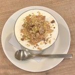 マノ カフェ - 桃のパフェ 700円(税込)