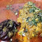SPICY CURRY 魯珈 - なつめと八角香る。手羽スープカレーのアップ