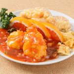 Prawns with two kinds of sauce (chili sauce and mayonnaise)