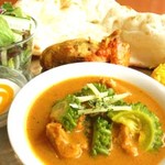 ロティボティ - Season Special Lunch 7/1 ～ 7/31  
サラダ・ゴーヤかメッティ選べるチキンカレー・チキンティッカ・メッチボラ-ししとうとポテトのパコラ・ターメリ
ックライス・ナン・デザート
\1,250